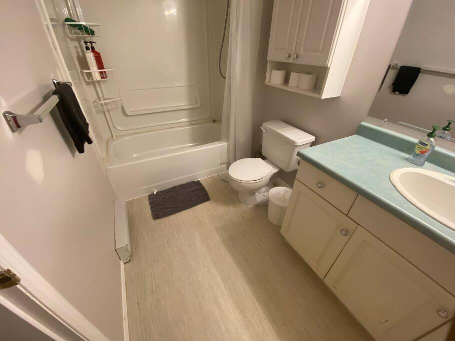 Artistic Apartment Near Downtown Виктория Экстерьер фото