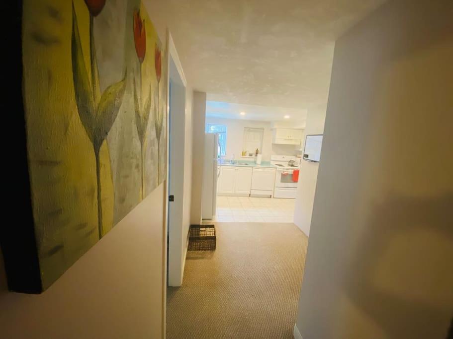 Artistic Apartment Near Downtown Виктория Экстерьер фото