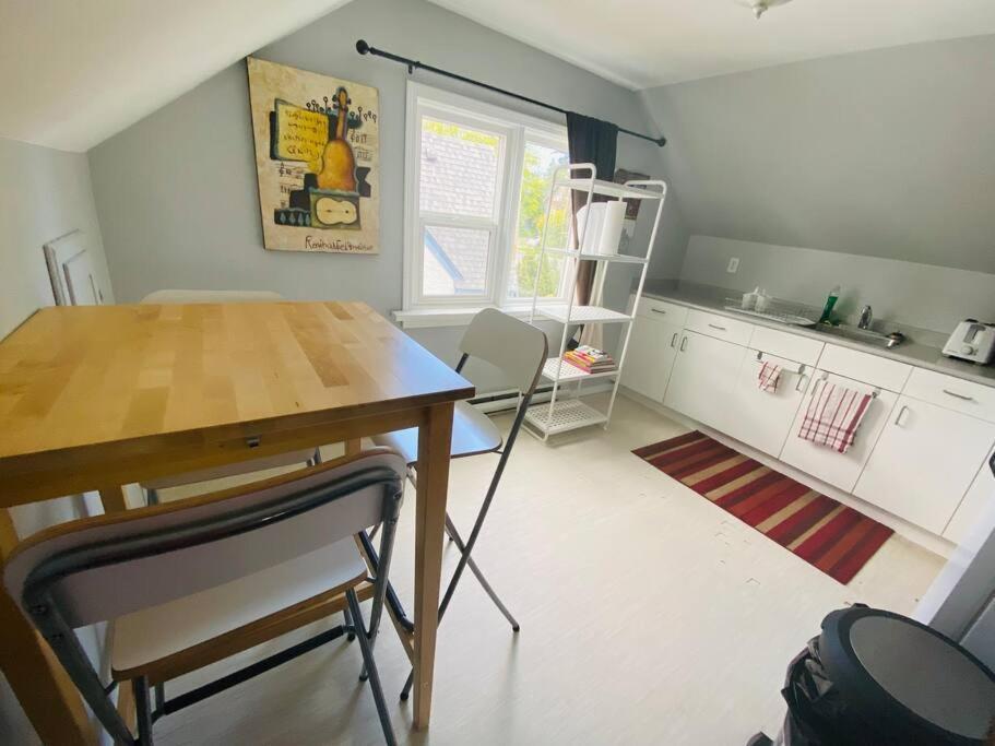 Artistic Apartment Near Downtown Виктория Экстерьер фото