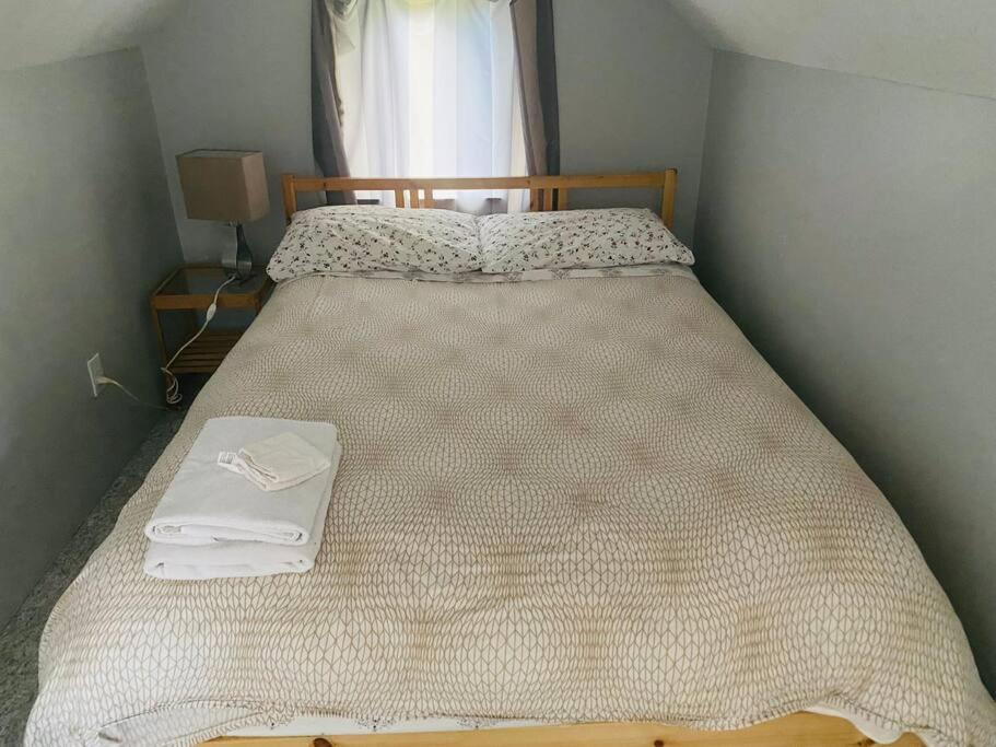 Artistic Apartment Near Downtown Виктория Экстерьер фото