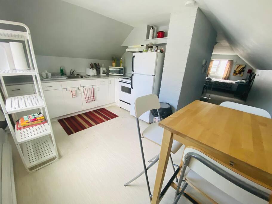 Artistic Apartment Near Downtown Виктория Экстерьер фото