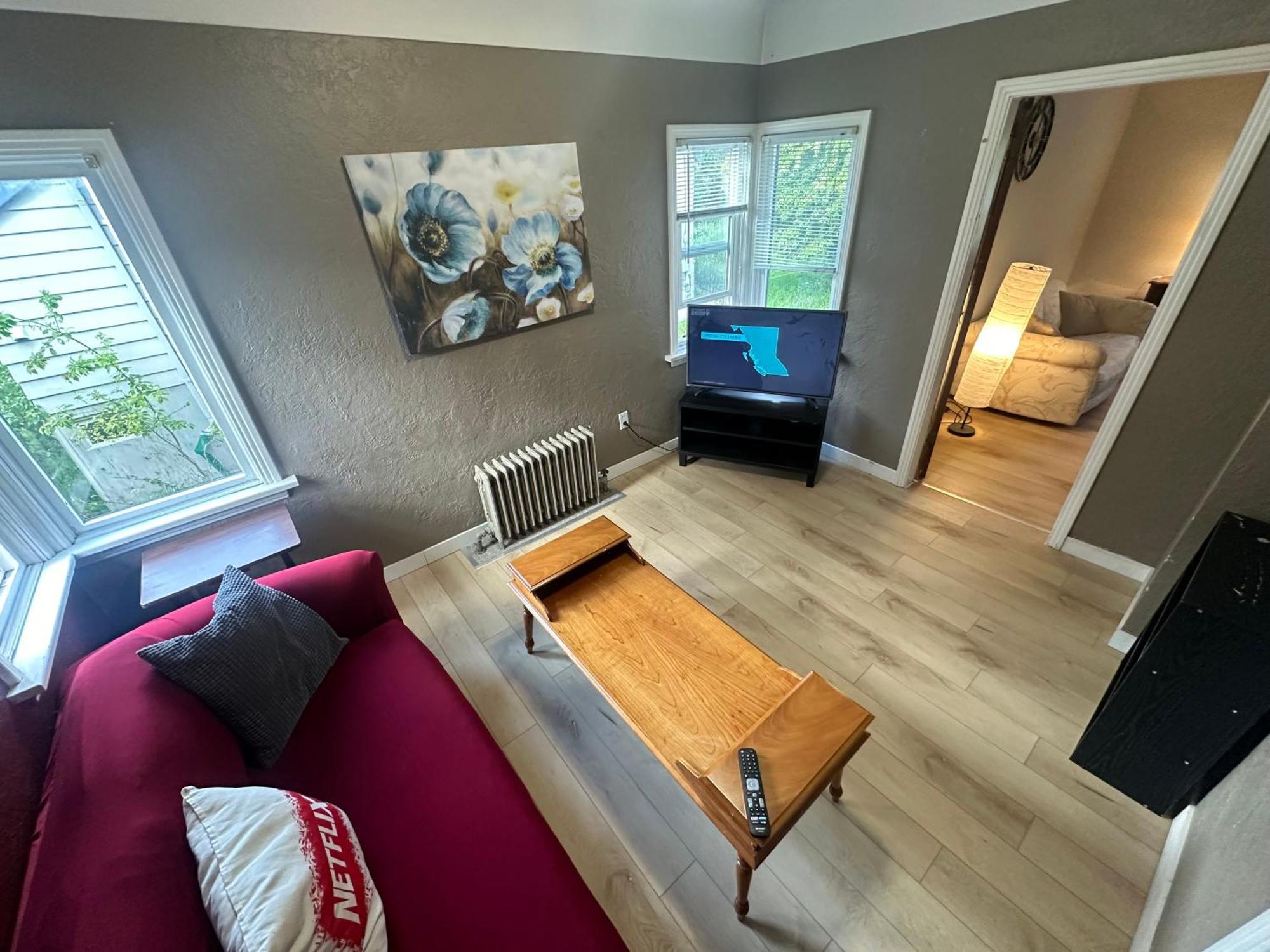 Artistic Apartment Near Downtown Виктория Экстерьер фото