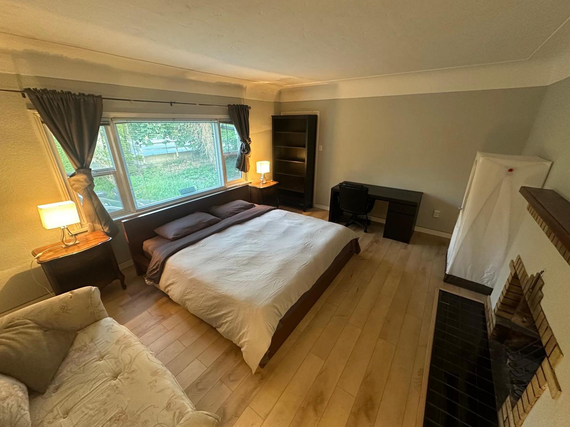 Artistic Apartment Near Downtown Виктория Экстерьер фото