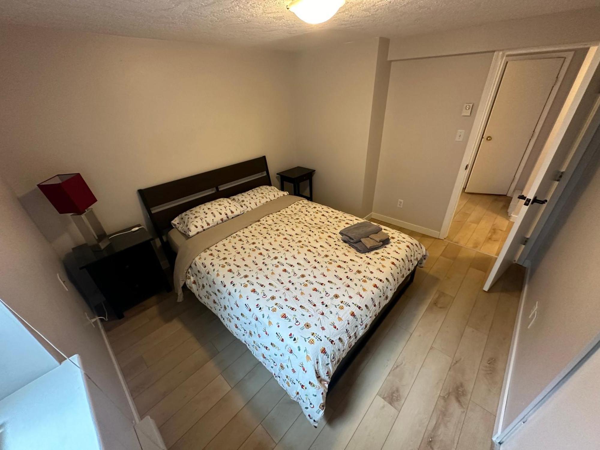 Artistic Apartment Near Downtown Виктория Экстерьер фото
