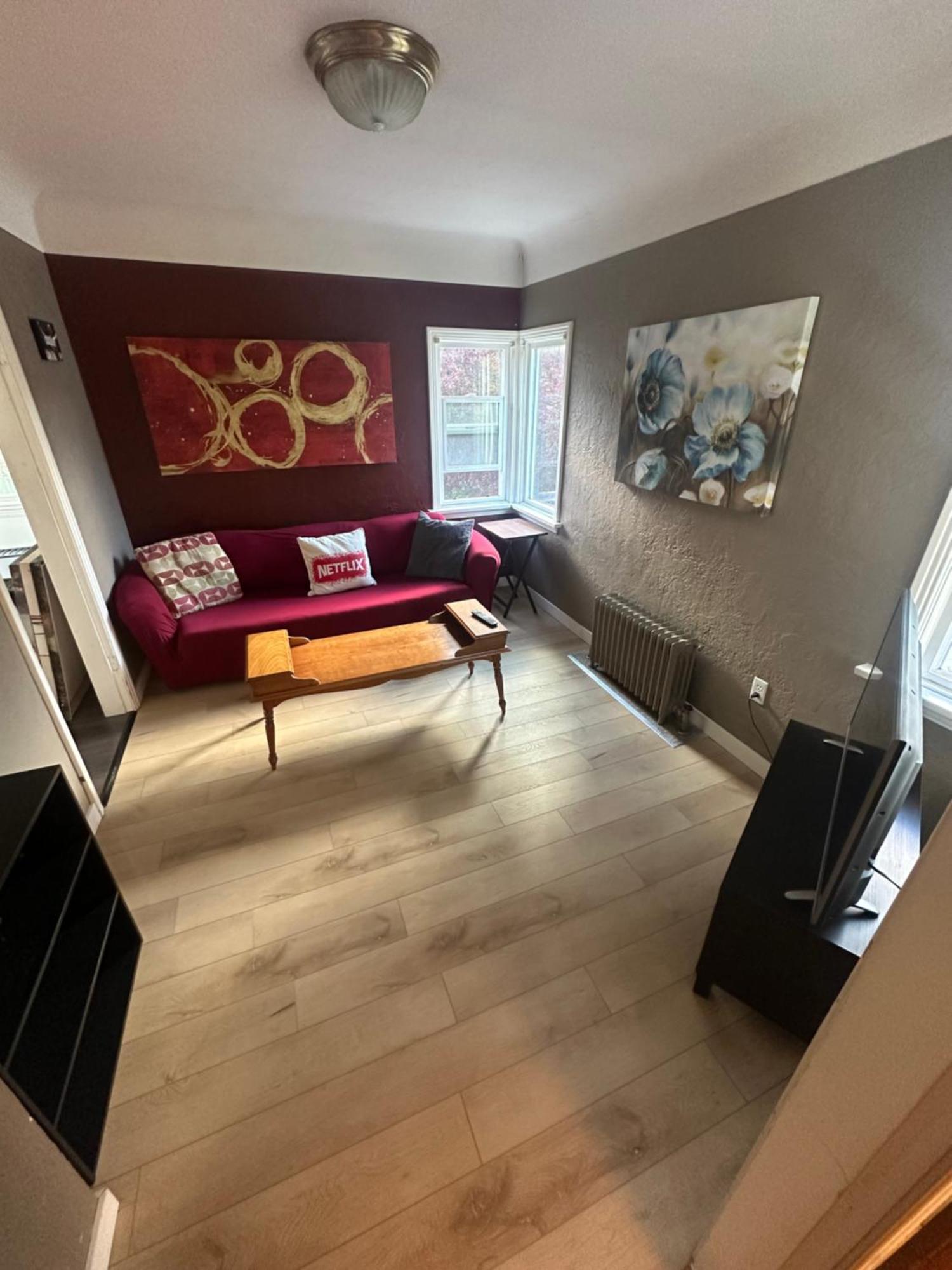 Artistic Apartment Near Downtown Виктория Экстерьер фото