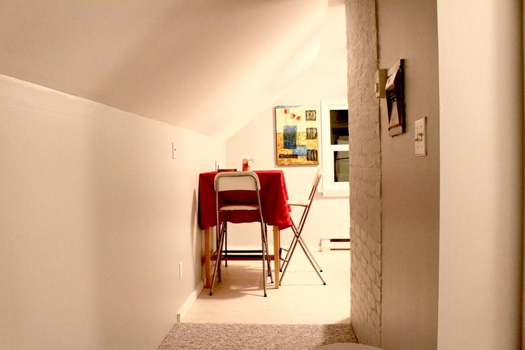 Artistic Apartment Near Downtown Виктория Экстерьер фото